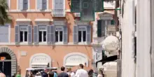 Il caldo travolge l'Italia: domani 17 città da bollino rosso. Quali sono