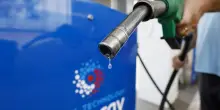 Ecco la lieta novità estiva: ribassi dei listini e costi in calo di benzina e diesel