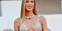 Taylor Mega indagata. Gli orecchini e l'ex fidanzato: cosa è successo