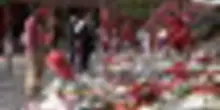 I tifosi piangono Diogo Jota fuori dallo stadio del Liverpool