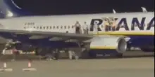 Incendio su un volo Ryanair: i passeggeri scendono dalle ali | VIDEO