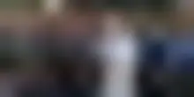 L'arrivo del Papa a Castel Gandolfo, saluta e stringe mani per strada