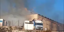A fuoco due capannoni nel catanese, le immagini dell'incendio