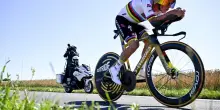 Evenepoel domina la crono al Tour, Pogacar in maglia gialla