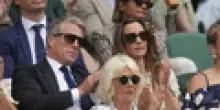 Hugh Grant crolla, il pisolino davanti alla regina Camilla | VIDEO
