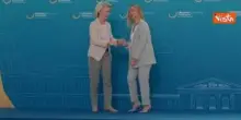 Abbraccio e baci sulle guance tra Meloni e von der Leyen a conferenza ricostruzione Ucraina