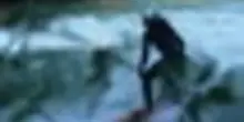 A Monaco torna il surf fluviale sulle onde dell'Eisbach