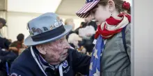 Morto "Papa Jake" Larson: protagonista dello sbarco in Normandia e star social