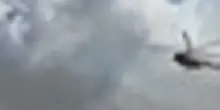 A Kiev pompieri al lavoro negli edifici distrutti da raid russi