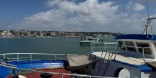 Dramma nel mare di Anzio, peschereccio si ribalta: disperso il comandante