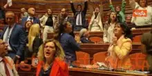 M5S protestano in Senato contro la riforma della giustizia con cartelli con Falcone e Borsellino