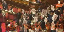 Pd con Costituzioni al contrario in Aula al Senato per protesta dopo approvazione ddl giustizia