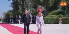 La stretta di mano tra Meloni e il Presidente della Repubblica algerina Tebboune a Villa Pamphilj