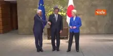 Ue-Giappone summit Tokyo, la stretta di mano Von der Leyen Costa e primo ministro giapponese Ishiba