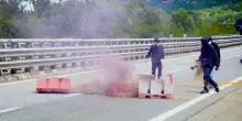 No Tav bloccano la Torino-Bardonecchia. Piantedosi: "Guerriglia", Meloni: "Vergognoso"
