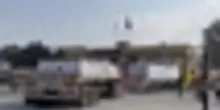 Camion con aiuti verso Gaza nel secondo giorno di "pausa tattica"