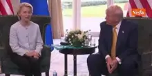 La stretta di mano tra Trump e Von der Leyen in Scozia dopo l'accordo sui dazi al 15%