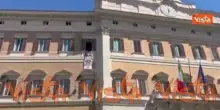 Gaza, Bonelli e Fratoianni espongono striscione a Montecitorio: "L'ipocrisia uccide come la fame"