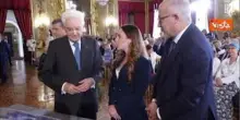 Mattarella riceve il ventaglio dal Presidente dell'Associazione stampa parlamentare in Quirinale