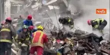 Grattacielo sventrato a Kiev dopo un attacco russo con 300 droni, le macerie e i soccorsi