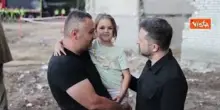Zelensky depone rose rosse al palazzo sventrato a Kiev dopo un attacco russo