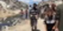 La corsa di Nabil per il cibo piovuto su Gaza