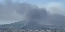 Vasto incendio e nube di fumo a Pompei, in fiamme deposito tessile