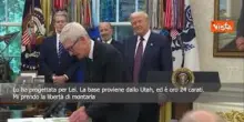 Il Ceo di Apple Tim Cook dona a Trump una targa in vetro con base oro 24 carati
