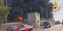 Vasto incendio nella zona industriale di Catania, le immagini
