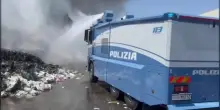 Capannone di un'azienda in fiamme a Catania, le immagini