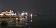 Incendio in un traghetto per Napoli, l'arrivo della nave al porto