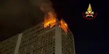 Incendio a Napoli negli uffici del Centro Direzionale, le immagini