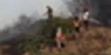 La popolazione si unisce ai Vigili del Fuoco contro i roghi a Patrasso