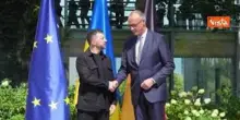Zelensky arriva a Berlino per partecipare ai colloqui online con Trump e il gruppo dei volenterosi