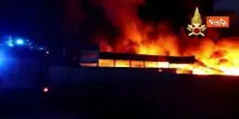 Incendio in un azienda di stoccaggio rifiuti a Teano (CE), in fiamme 40 mila metri quadrati