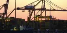 Eurozona, in calo il surplus commerciale