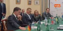 Meloni incontra a Washington Zelensky, Rutte e i leader europei, le immagini degli abbracci