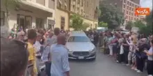 "Grandioso Pippo", l'omaggio per Baudo con un cartello fuori dalla camera ardente
