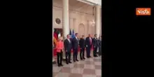 Trump mostra ai leader europei il dipinto con l'iconica immagine dell'attentato di Butler