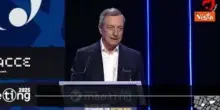 Draghi senza cravatta sul palco del Meeting di Rimini