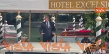 Venezia 82, il direttore della Mostra del Cinema, Alberto Barbera, in posa per i fotografi al Lido