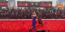 Venezia 82, Ludovica Frasca sfila sul red carpet della Mostra del Cinema con un abito blu elettrico