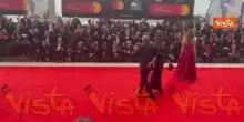 Venezia 82, il direttore della Mostra Alberto Barbera sul red carpet con la moglie Giulia Rosmarini