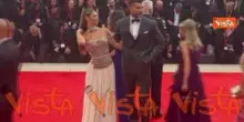 Venezia 82, Beatrice Valli elegantissima sfila sul red carpet della Mostra col marito Marco Fantini