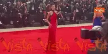 Venezia 82, Paola Turani sfila in rosso sul red carpet della Mostra del Cinema