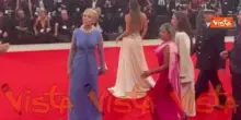 Venezia 82, Patrizia Sandretto Re Rebaudengo sfila sul red carpet con un abito in stile retrò