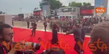 Venezia 82, Yuri Ancarani elegantissimo sul red carpet sorprende i fotografi con lo smalto rosso