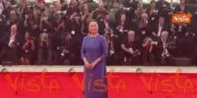 Venezia 82, la giurata della Mostra del Cinema Zhao Tao sul red carpet con un elegante abito viola