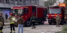 Attacchi russi a Kiev, i soccorritori cercano sopravvissuti e vittime tra le macerie