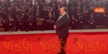 Venezia 82, Stavros Halkias sul red carpet del film Bugonia